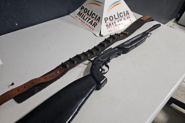 Polícia encontra arma de fogo e munições dentro de caminhão e motorista acaba preso no bairro Planalto