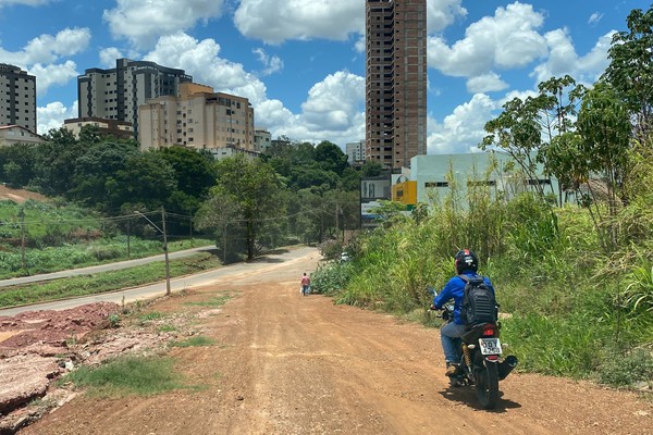 Moradores cobram asfaltamento de trecho de rua no Bairro Eldorado, em Patos de Minas