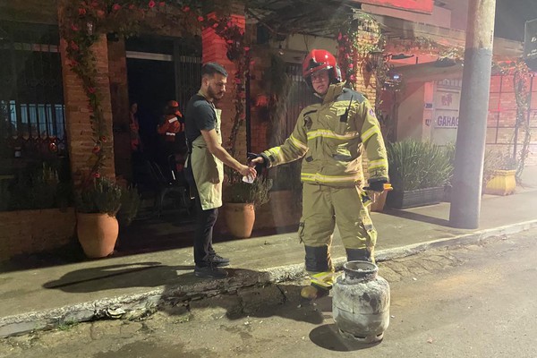 Restaurante precisa ser evacuado após princípio de incêndio em botijão no centro da cidade