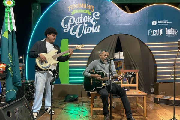Pai e filho mostram talento, cantam na moda de viola e animam público no Espaço Adão Marins; veja ao vivo