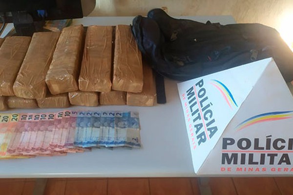PM apreende 13 kg de maconha e desmonta ponto de refinamento de cocaína em Monte Carmelo