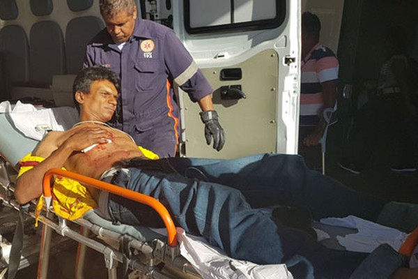 Homem é levado às pressas até o Hospital Regional após ser esfaqueado em Patos de Minas