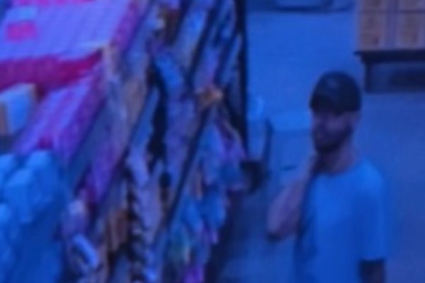 Homem furta vários chocolates de supermercado e entra em luta com funcionárias em Patos de Minas