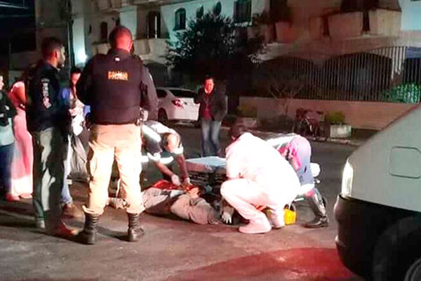Motociclista é socorrido com suspeita de fratura na coluna após acidente no centro da cidade