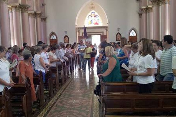 Fiéis lotam Catedral de Santo Antônio em Patos de Minas para celebração das cinzas