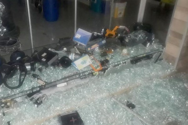 Irmãos são presos após arrombamento e furto de armas de airsoft em loja de caça e pesca