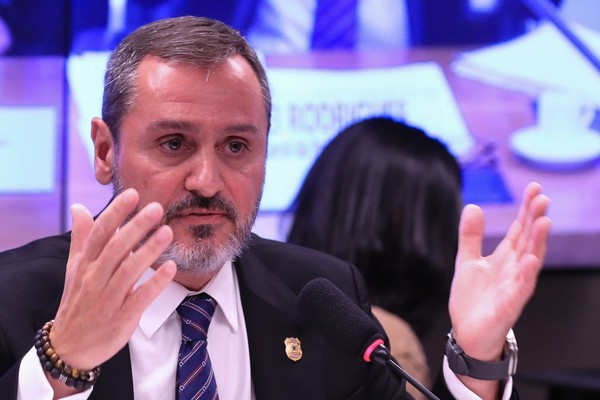 Polícia Federal retira credenciais de agente de imigração dos EUA