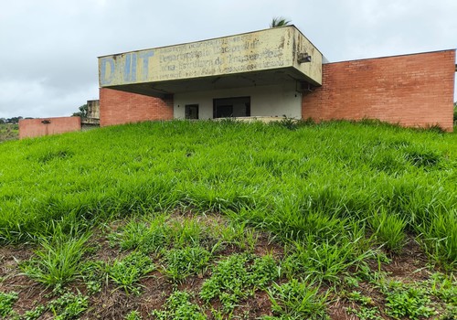 Balança do DNIT na BR365 segue abandonada enquanto o asfalto cede por excesso de peso