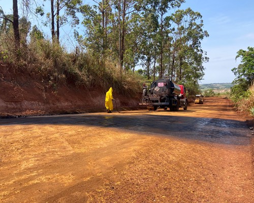 Sandra Gomes assina ordem de serviço e empreiteira inicia asfaltamento da "Estrada do Aterro"