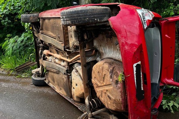 Debaixo de forte chuva, motorista perde o controle, bate em poste e para tombado na Fátima Porto
