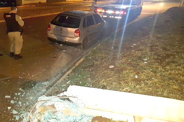 Veículo quebra postes na Avenida Tomaz de Aquino e motorista abandona o carro no local