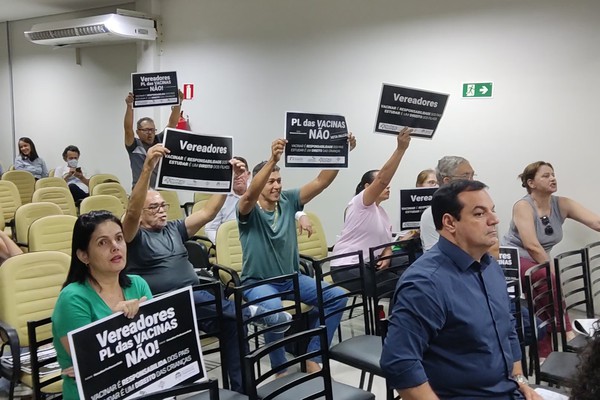 Com tumulto, xingamentos e falta de respeito, PL das vacinas é arquivado em Patos de Minas