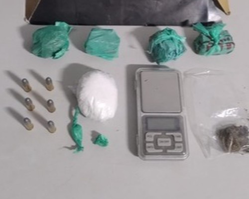 Denúncias de tiros em cortejo fúnebre levam à prisão de jovem com drogas e munições em Patos de Minas