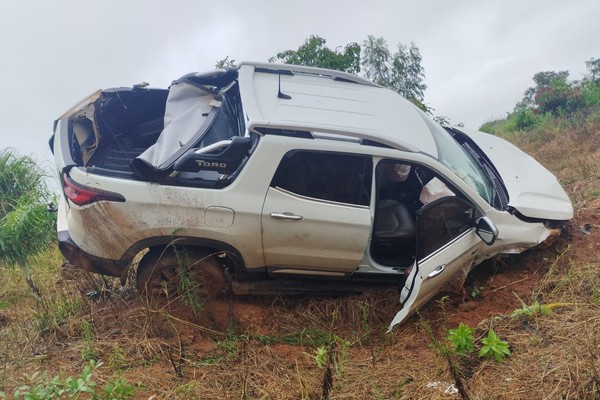 Pick up aquaplana durante forte chuva na BR 352, sai da pista e casal acaba ferido