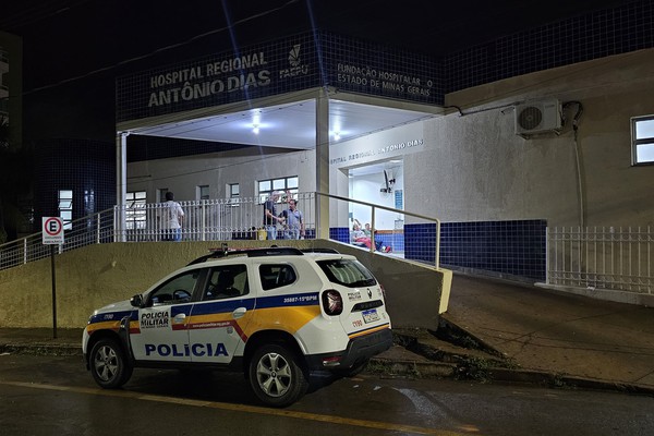 Jovem flagra padrasto agredindo sua mãe e parte pra cima dele com golpes de faca, em Patos de Minas