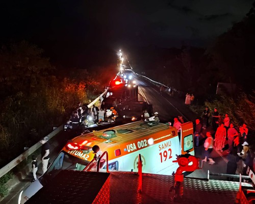 Batida entre dois veículos deixa pelo menos 4 pessoas feridas e mobiliza equipes de resgate na BR-352