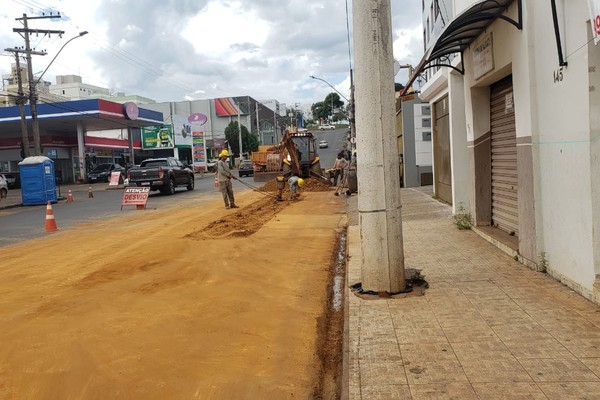 Copasa abre buraco na rua Major Gote e faz remendo no asfalto novinho feito pela Prefeitura
