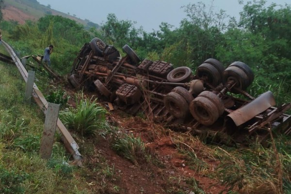 Motorista perde controle em pista escorregadia e caminhão tomba na BR352, em Patos de Minas