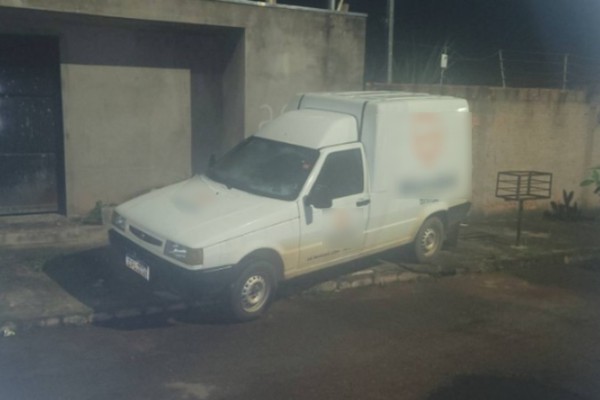 Homem tenta furtar dois veículos, causa danos e um dos carros acaba atingindo uma lixeira