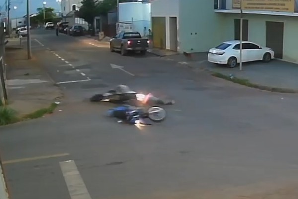 Dois motociclistas ficam feridos em batida após avanço de parada obrigatória em Patos de Minas