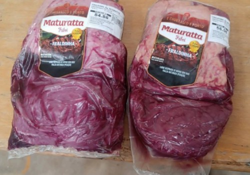 Homem é preso após ser flagrado escondendo peças de carne debaixo da roupa em hipermercado