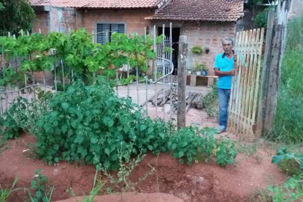 Família em São Gonçalo do Abaeté pede socorro para tentar salvar a casa atingida por erosão
