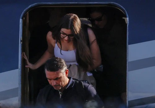 Após fugir do Brasil, aeronave com Flávio Bolsonaro e família pousa nos Estados Unidos