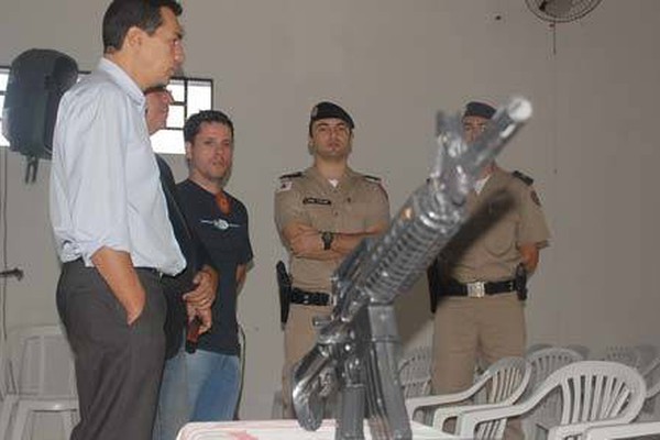 Detento convertido à religião entrega réplica de fuzil que era usada no crime