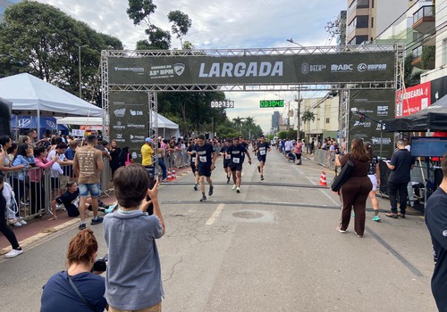 Corrida da Polícia Militar reúne mais de mil competidores no Centro de Patos de Minas
