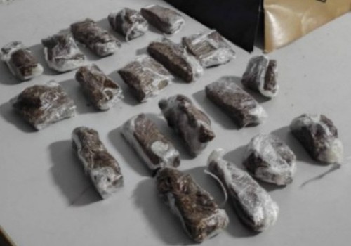 Jovem vai morar de favor após se desentender com a mulher e polícia encontra 19 tabletes de maconha na casa