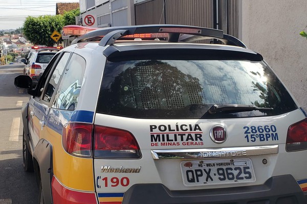 Polícia procura criminosos que usaram marcha à ré de carro para arrombar lotérica de Patos de Minas