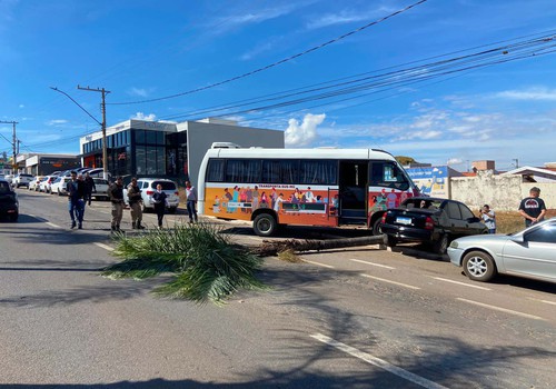 Micro-ônibus de consórcio de saúde desce sozinho, provoca acidente e deixa feridos em Patos de Minas