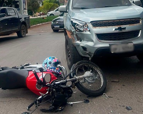 Motociclista se fere em batida com caminhonete na Avenida JK em Patos de Minas