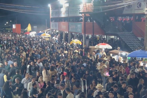 Pessoas de todas as idades, com chapéu, de boné, com agasalho e botas lotam o sextouuu da Fenamilho; veja ao vivo