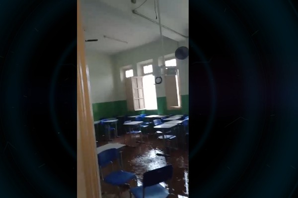 Água escorrendo dentro de salas de aula da Escola Marcolino de Barros impressionam