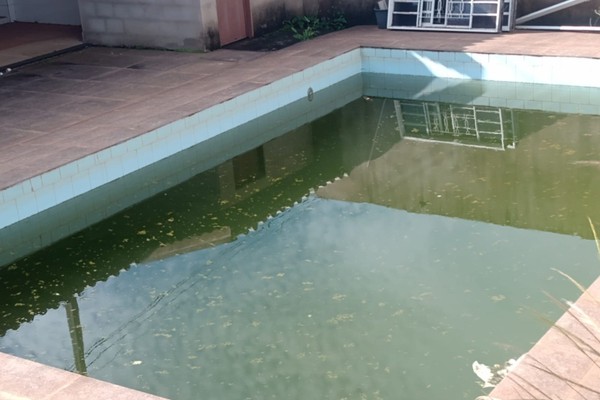 Moradores reclamam de piscina em situação precária em casa em São Gonçalo do Abaeté