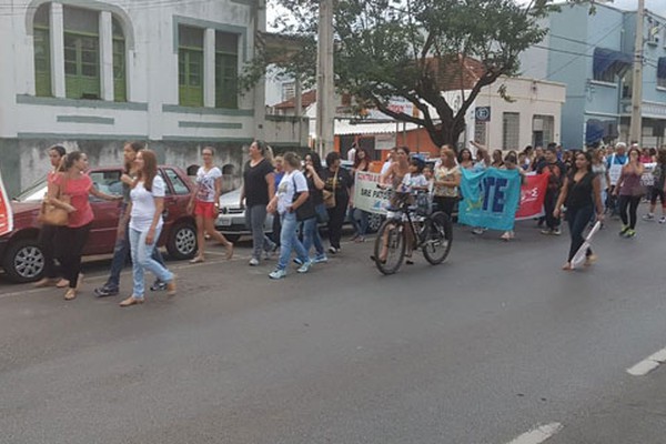 Manifestantes fazem passeata pelo Centro em protesto contra a Reforma da Previdência