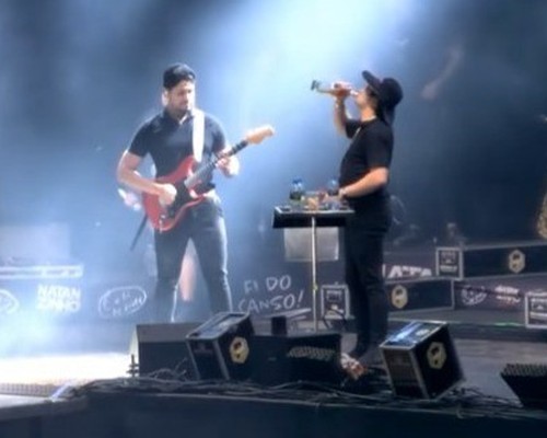 Após um gole na garrafa de whisky, Natanzinho canta o sucesso “Malandragem”; veja ao vivo