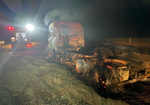 Caminhão fica destruído após ser tomado por incêndio na BR 365, em Varjão de Minas