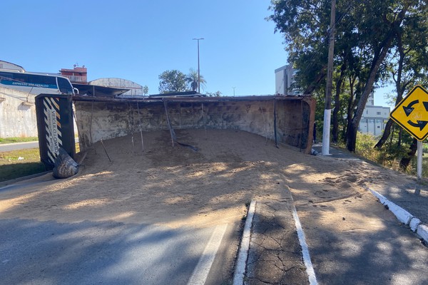 Carreta tomba e fica atravessada, interditando o trânsito na chegada a Patos de Minas