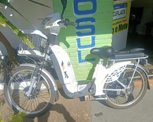 Condutora fica ferida em acidente entre bicicleta elétrica e carro na rua Major Gote