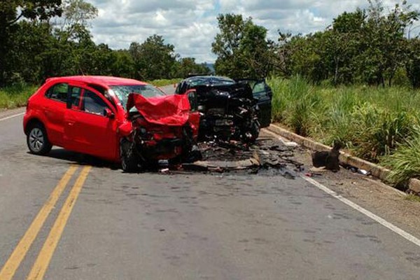 Casal morre em batida frontal entre dois veículos na MGC 410 em Lagoa Grande