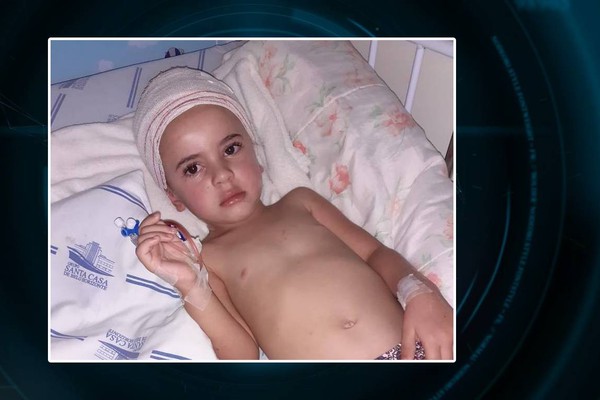 Após duas cirurgias sem sucesso, mãe pede ajuda para tratamento de filha de 5 anos com tumor