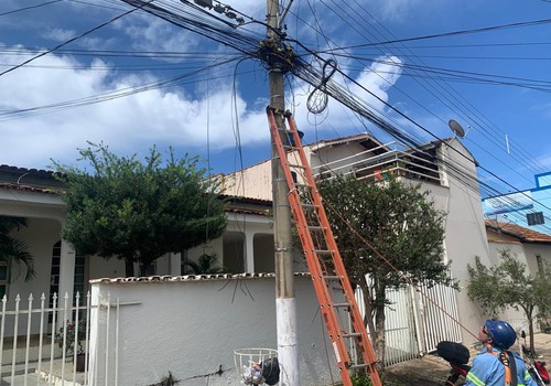 Procon coordena mutirão para retirada de fios soltos na área central de Patos de Minas