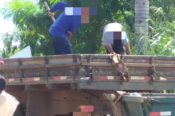 Homens são flagrados retirando lixo de caminhão e descartando em rotatória