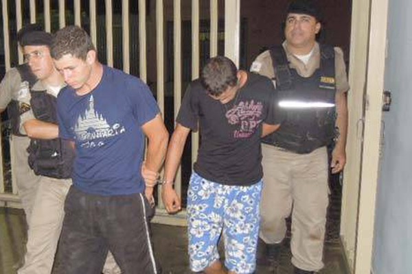 PM apreende crack no Vila Garcia e leva três pessoas para a Delegacia