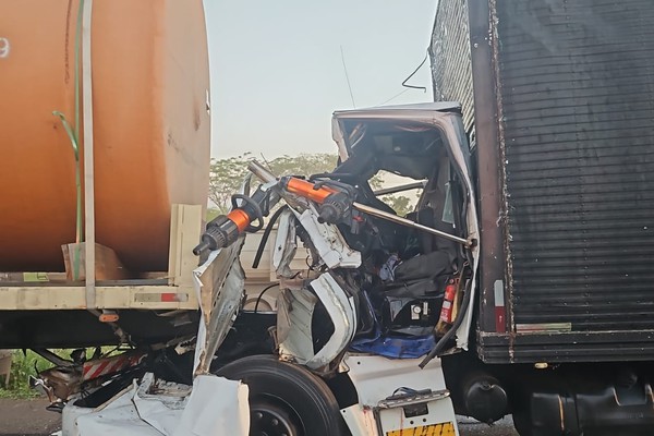 Caminhão-baú bate na traseira de caminhão-tanque e deixa motorista preso às ferragens na BR-365