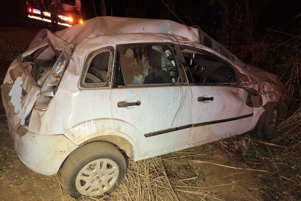 Carro capota na MG 410, fica todo danificado, mas casal de Patos de Minas se salva
