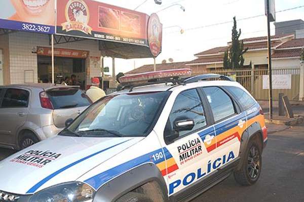 Bandidos armados rendem funcionários de açougue e assaltam mais um comércio em Patos de Minas