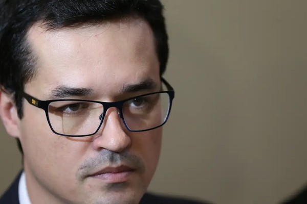 Justiça manda Deltan pagar R$ 135 mil a Lula por caso do PowerPoint